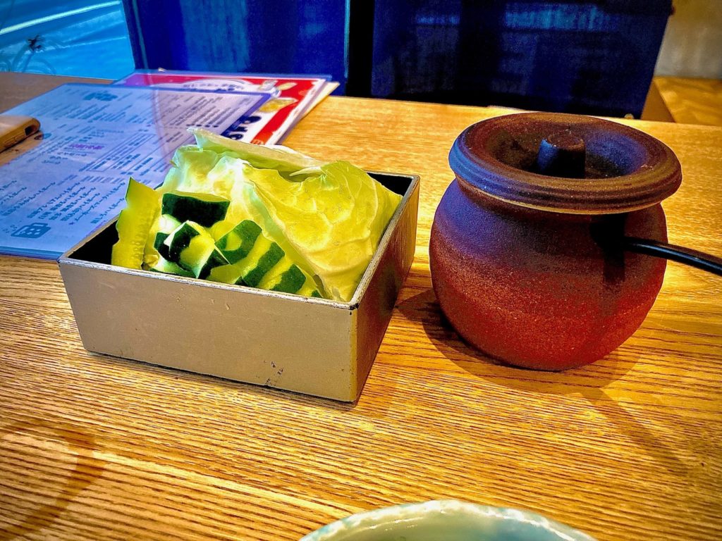 お通し・キャベツときゅうり（おかわり自由）