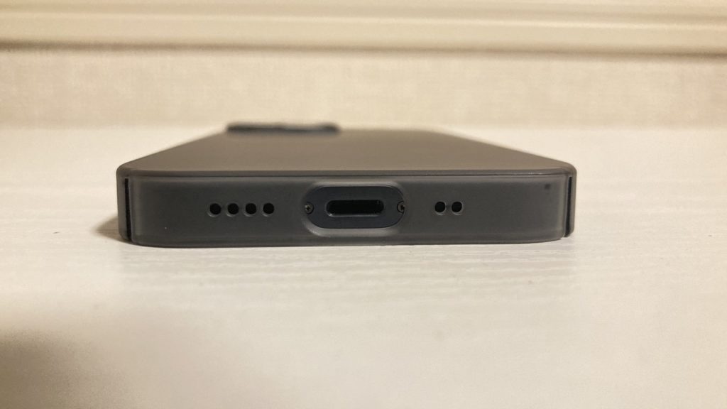 ケーブルの差し込み口。広く切ってある