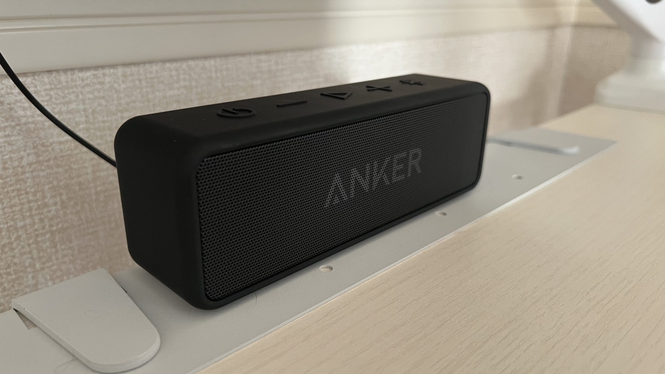 Ankerの黒いスピーカー。角丸の四角形をしている。